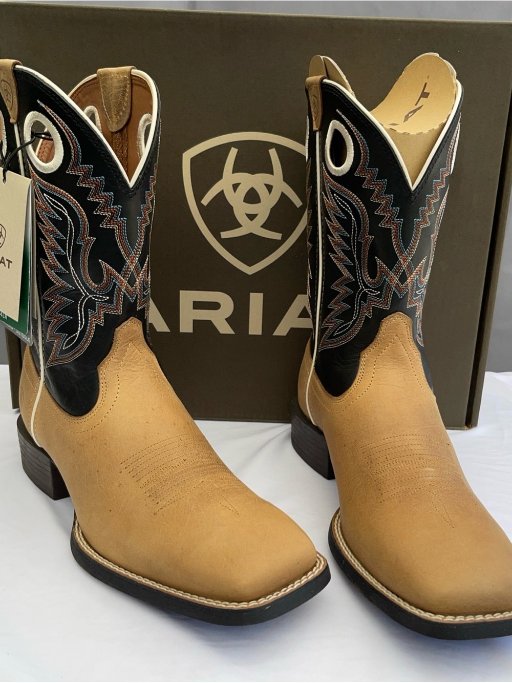 ARIAT Sport Ranger Men’s Size 8.5  NIB. Style 10023198. Beige/black NEW